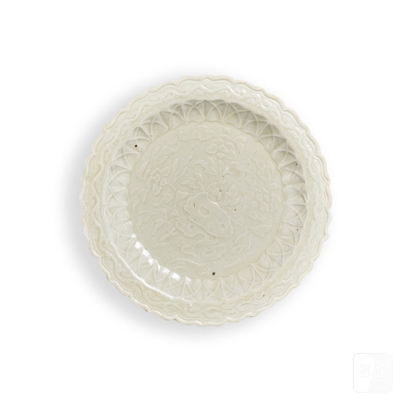 A Dingyao white-glazed moulded 'flower and rock' dish, Northern Song dynasty | 北宋 定窰白釉花石圖花口小盤